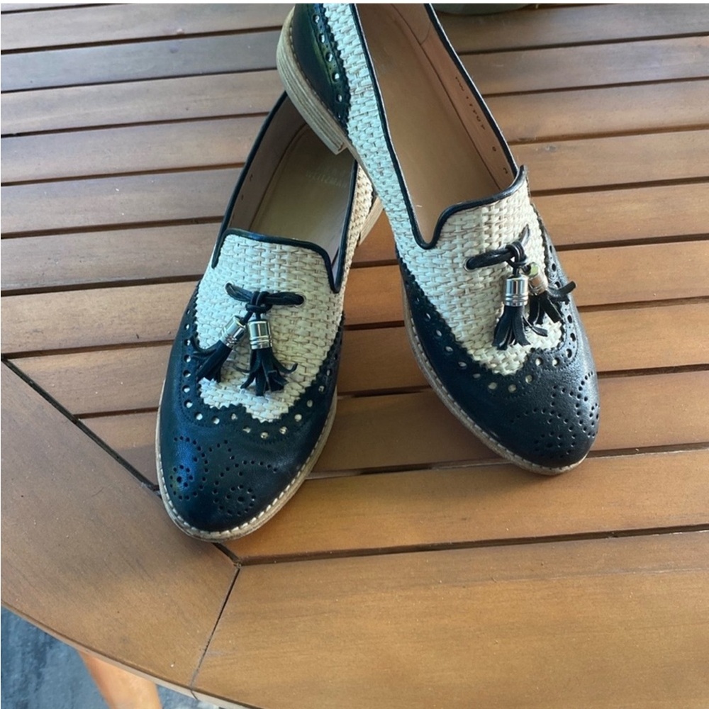 Stuart Weitzman Guything loafers in black leather and woven with tassels